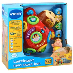 Med dansk tale. Interaktivt trækdyr fra VTech med masser af sjov og overraskelser. Læreinsektet med de skøre ben afspiller lyde og sætninger, som lærer barnet om farver, former og tal. Klodserne kan barnet sortere og putte i de matchende huller i mariehønens skjold. Legen fremmer barnets finmotorik, genkendelsesevne og logiske sans. Pres ned på baby mariehønen og se alle klodserne poppe ud af deres huller. Tryk på musikknappen og hør mere end 50 syng-med sange, musik, lydeffekter og sjove sætninger. Fra 12 mdr. Batterier (2xLR6-AA). inkl